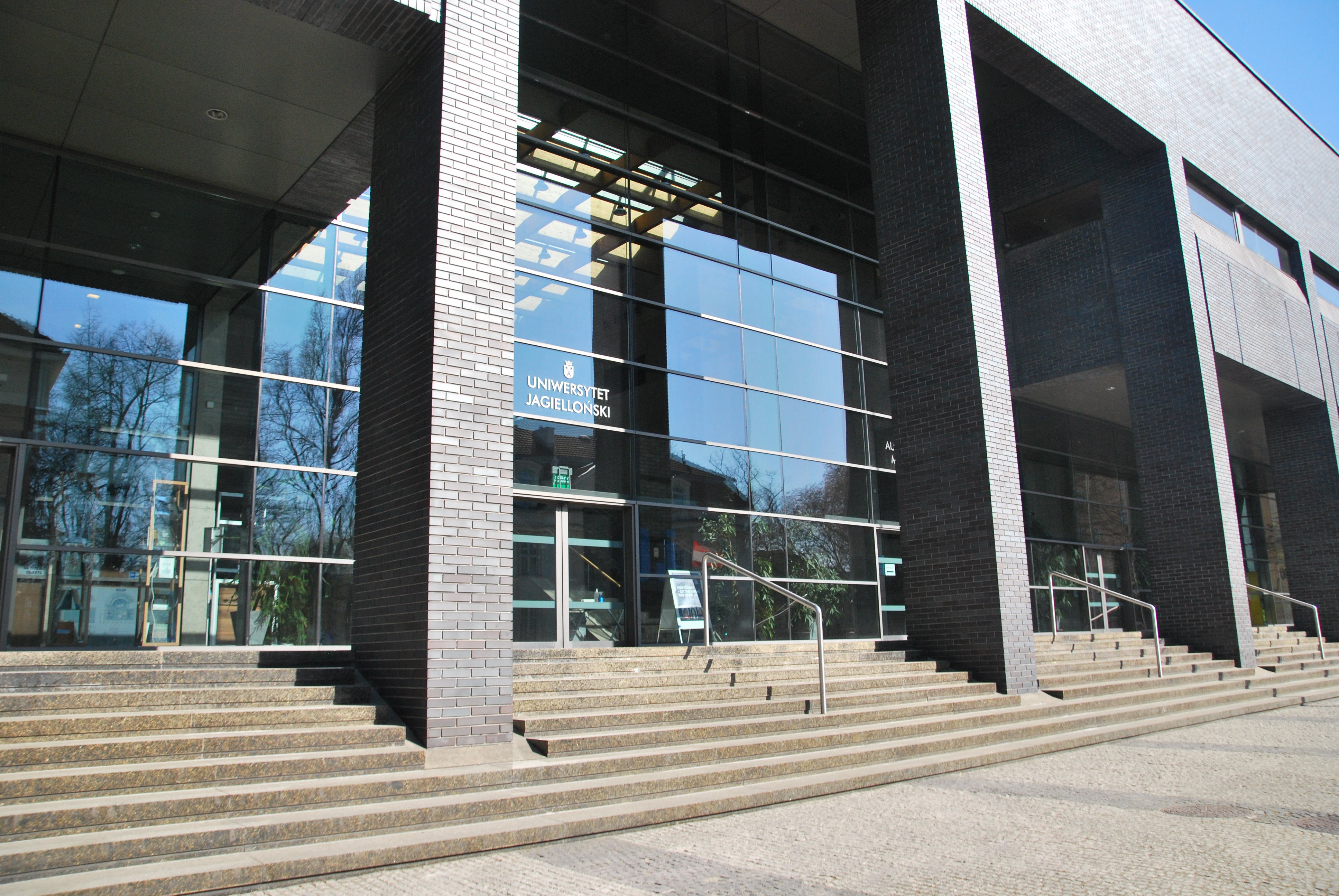 Wejście główne do Auditorium Maximum. Znajduje się ono w szklanej fasadzie, pomiędzy dwoma kolumnami. Do wejścia prowadzą schody, przy których znajdują się poręcze.